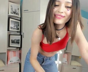 Camgirl Springmelody dancing and unwrapping